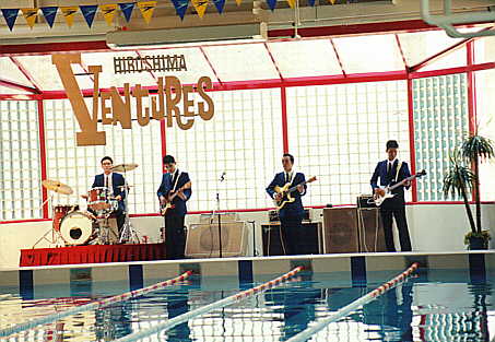 広島ベンチャーズのステージ演奏