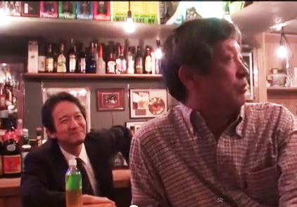 旧店舗のカウンターで音楽を楽しむ様子